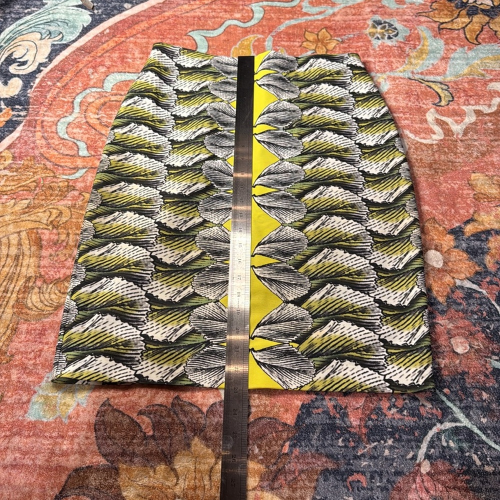 Nicole Miller Yellow and Black Patterned Pencil Skirt. Has stretch - Picture 4 of 5